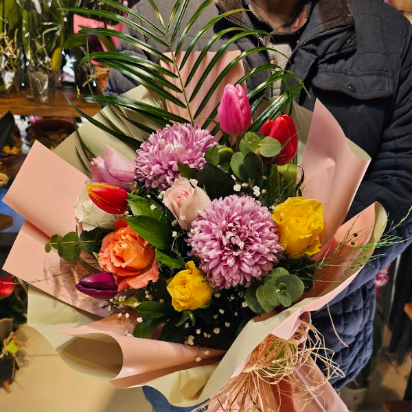 Burdur Çiçekçi Anastasia Lale ve Güller Çiçek Buketi